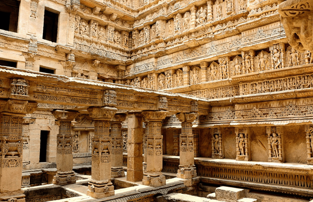 रानी की वाव की सात-स्तरीय सीढ़ियाँ और मंडपों का स्थापत्य